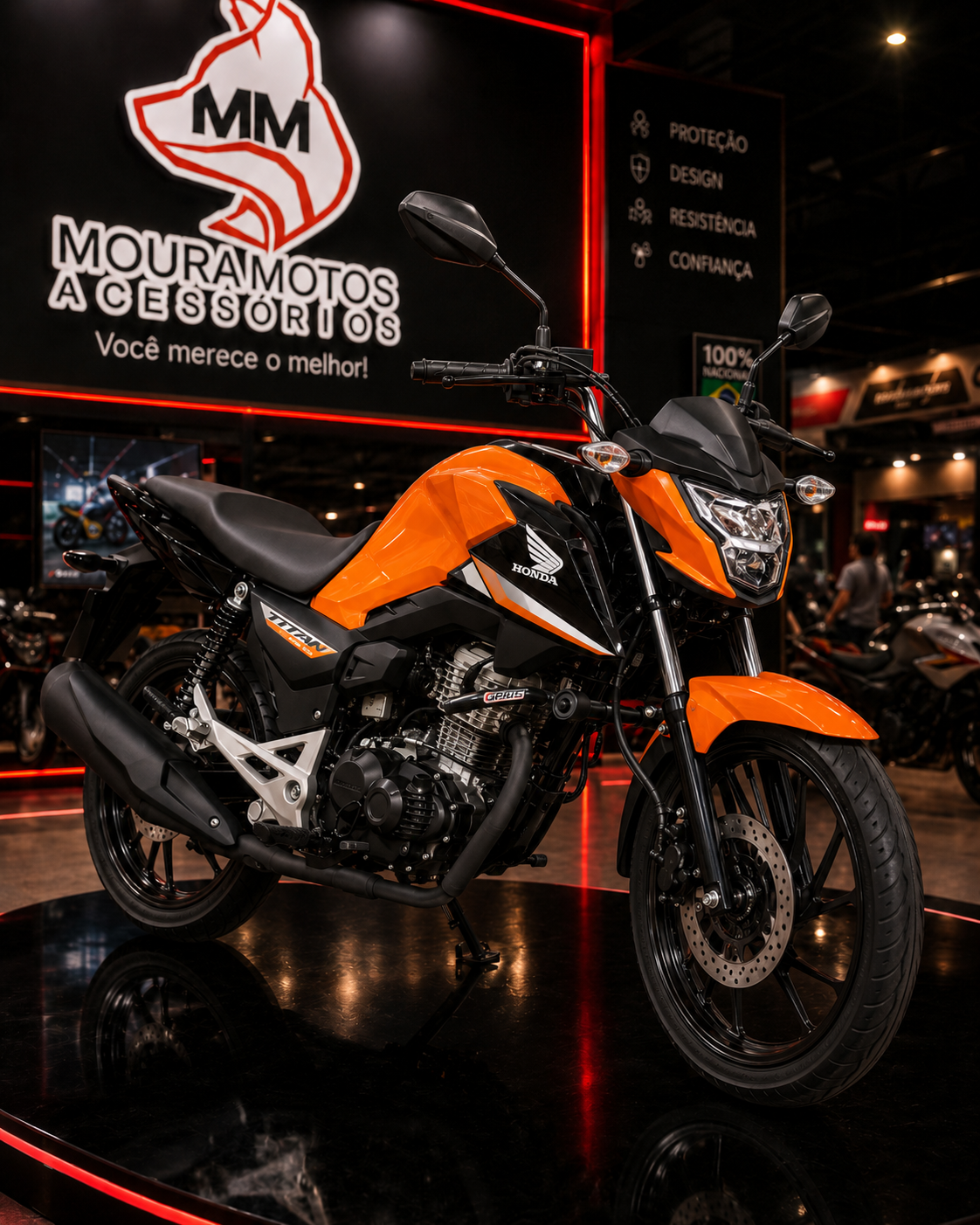 Honda laranja com protecao instalada em exposicao na Moura Motos